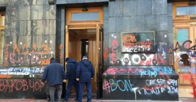 После суда над Стерненко в Офисе Зеленского начали менять двери (ВИДЕО)