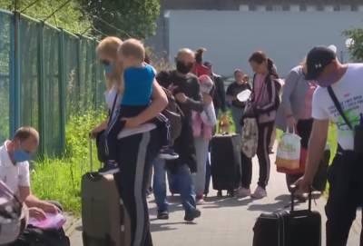 Работа в Польше: украинцев переманивают вместе с семьями, кого ищут и сколько готовы платить