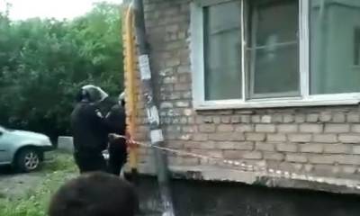 В Петрозаводске двое молодых людей стреляли по окнам квартиры и снимали это на видео