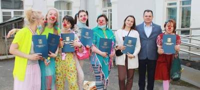 Волонтеры Благотворительного фонда имени Арины Тубис отмечены наградами Петросовета