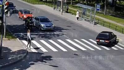 На видео попал бешеный дрифт легковушки возле остановки в Пушкине - piter.tv - Санкт-Петербург