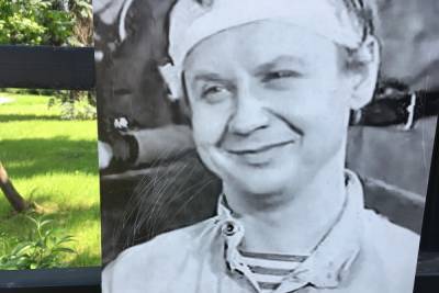 Неизвестные разломали в Саратове мемориал Олега Табакова