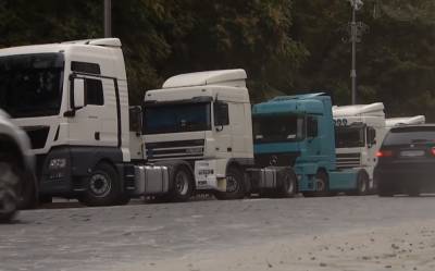 В Украине начал действовать временный запрет на проезд грузовиков