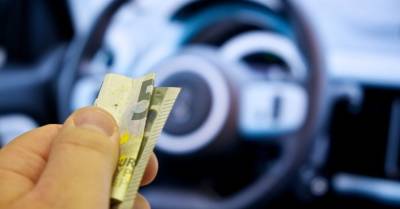 Пассажир автомобиля предложил дорожному полицейскому взятку 100 евро