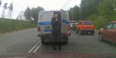 В Саранске сняли неудачный побег задержанного из полицейской "буханки" во время движения