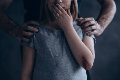 «Ко мне кто-то ломится»: задержанный за сексуальное насилие над девочкой в Волхове просил у полиции защиты от ее отца