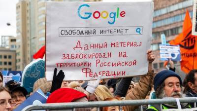 Депутаты начали "приземлять" Google и Facebook в России