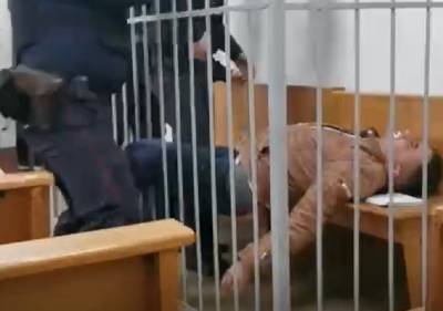 Видео: обвиняемый в протестах воткнул себе ручку в горло в зале суда в Минске