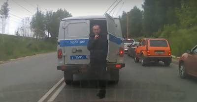 Жестом попросил водителей не сдавать его: Россиянин сбежал из застрявшего в пробке полицейского уазика, но не успел уйти далеко