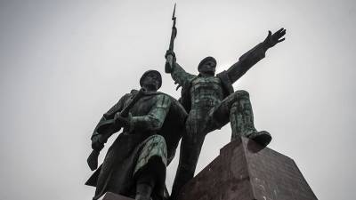 В Севастополе вандалы разрисовали памятник «Матрос и солдат»