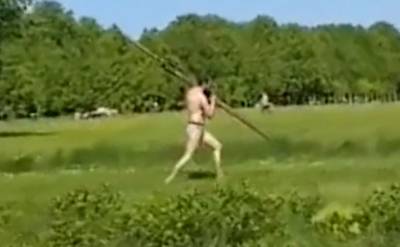Видео: мужчина в трусах и с крестом в руках замечен в Южно-Приморском парке
