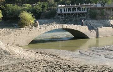 В Грузии из-под воды показался старинный мост