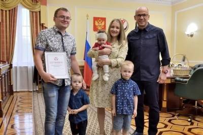 Сотый сертификат на маткапитал вручил Александр Бречалов многодетной семье из Воткинска