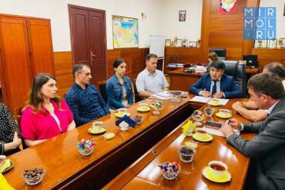 Глава Табасаранского района провел встречу с земскими врачами и учителями муниципалитета