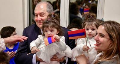 Президент устроил в резиденции праздник для детей из приграничья и Карабаха. Видео