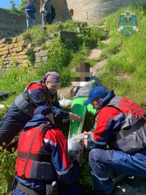 Туристка сломала ногу во время экскурсии по крепости Орешек — фото