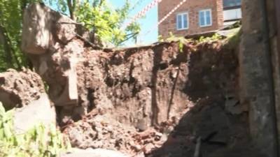 В Красноярске рухнула подпорная стена над гаражами