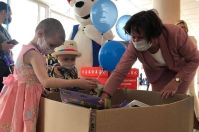 Разворотнева передала подарки детям в онкологическом центре имени Блохина