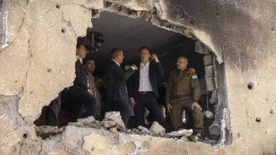 Глава МИД Венгрии у разрушенного ракетой дома в Петах-Тикве: "Поддерживаем Израиль!"