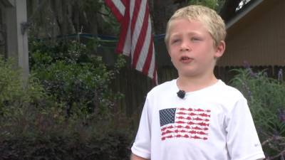 7-летний мальчик из Флориды час добирался до берега, чтобы позвать на помощь своему отцу и сестре