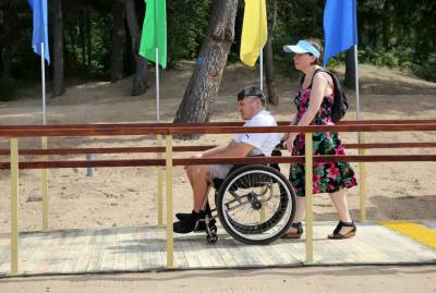 В четырёх районах Петербурга обустроят парковочные места для инвалидов