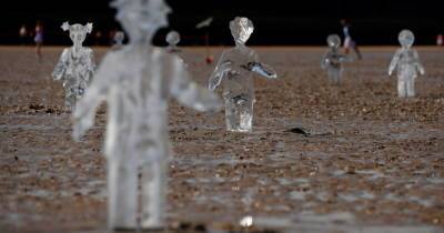 Мир в фото: ледовые скульптуры в Великобритании и чемпионат по теннису во Франции