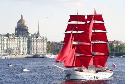 В Санкт-Петербург прибыл бриг «Россия» с алыми парусами