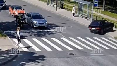 Дорожный знак спас пешеходов от вылетевшей на тротуар машины в Пушкине