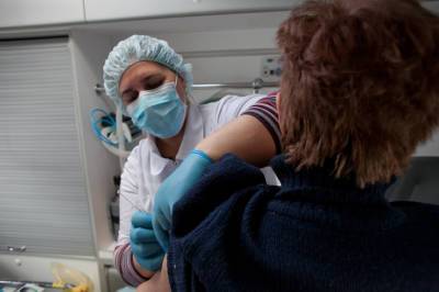 Прививку от коронавируса сделали почти 700 тысяч жителей Петербурга
