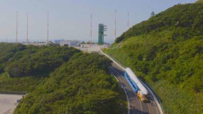 В Южной Корее впервые сделали и показали собственную космическую ракету (фото)