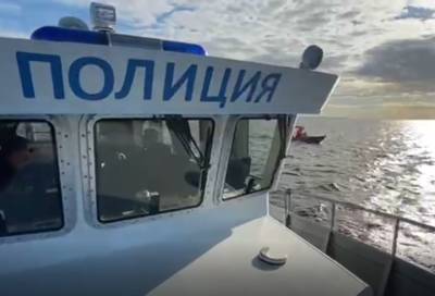 Петербургские полицейские спасли людей, застрявших посреди Финского залива