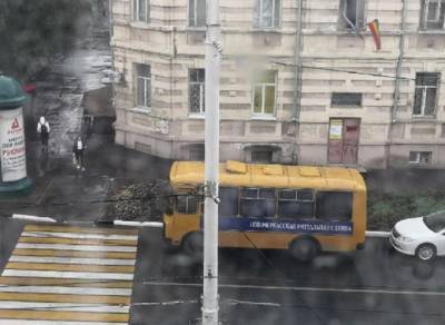 Похоронный автобус, ежедневно поджидающий у дома, наводит ужас на жительницу Новочеркасска