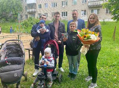 В Смоленске депутаты горсовета поздравили многодетные семьи