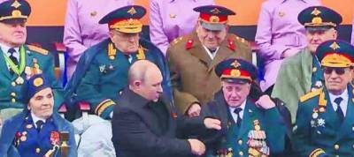 В Москве мошенники обманули сидевшего с Путиным на параде ветерана на 400 тысяч рублей