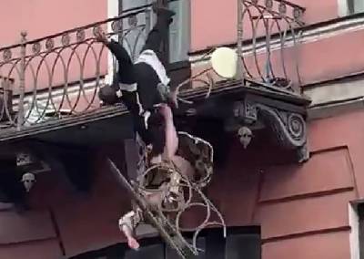 Упавшую с балкона женщину перевели из реанимации в палату