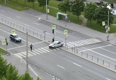 Петербуржцы пожаловались на водителя, который развернулся прямо по тротуару