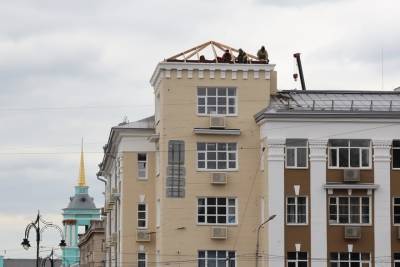 Натровую крышу устанавливают на здании «шестерки» на Красной площади в Курске