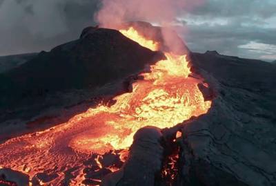Дрон влетел в жерло вулкана в Исландии и снял эпичное видео, прежде чем расплавиться