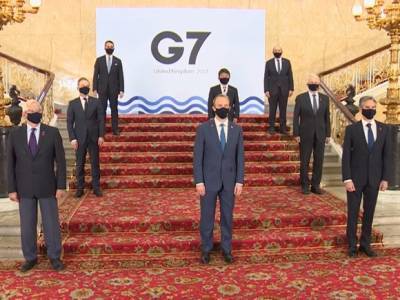 В Англии создали скульптуру лидеров G7 из мусора (фото)