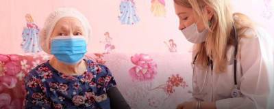 В Новосибирске 102-летней женщине сделали вторую прививку от COVID-19