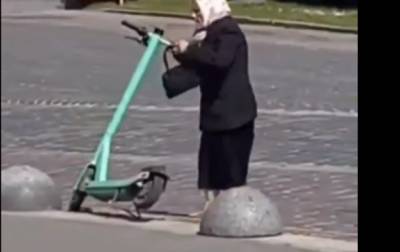 Во Львове пожилая женщина громила припаркованные электросамокаты