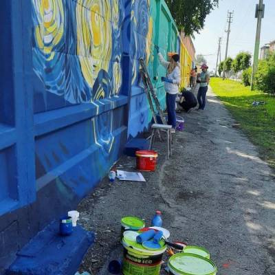 Улицу кузбасского город украсили картины Ван Гога