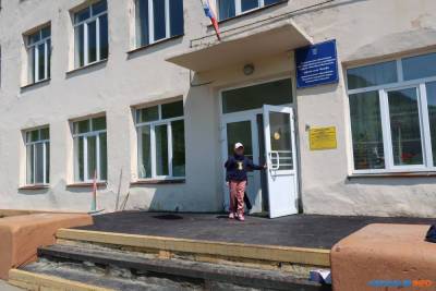 Школа в совхозе и сад в квартире: депутаты осмотрели детские учреждения в Томари и Холмске