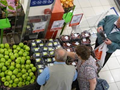 Цены на овощи и замороженную рыбу снизились в России