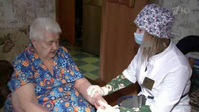 В Саратове медики начали выезжать на дом к пенсионерам, чтобы сделать им прививку от коронавируса