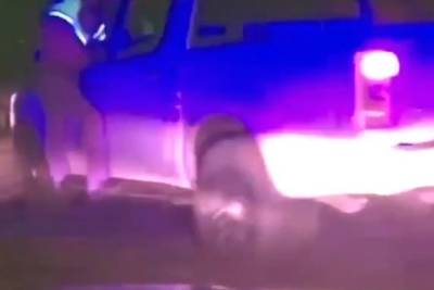 Тувинского полицейского зажали стеклом пикапа и протащили по улице