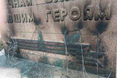 В Новотроицке дети сожгли венки у памятника «Вечно живым»
