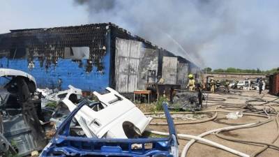 Один человек пострадал при пожаре в хабаровском автосервисе — видео