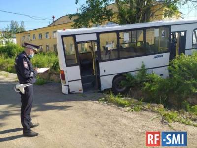В Свердловской области автобус въехал в остановку