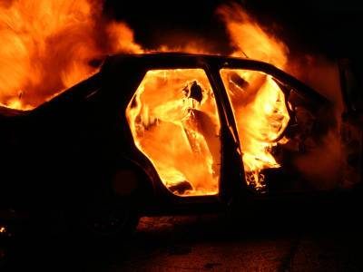 В Астраханском селе ночью 8 человек тушили загоревшийся автомобиль